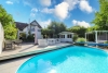 Freistehendes Einfamilienhaus mit Pool in exponierter Lage - Rückansicht pool