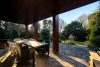 Idyllisches Anwesen: Elegantes Einfamilienhaus umgeben von parkähnlicher Natur! - Terrasse mit Bruchsteinen