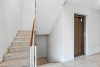 Stilvolle Eigentumswohnung mit Balkon & TG-Stellplatz - Treppenhaus Fahrstuhl