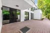 Möblierte Luxus-Residenz in prestigeträchtiger Neubauvilla - Hauseingang