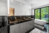 Möblierte Luxus-Residenz in prestigeträchtiger Neubauvilla - Master-Bad