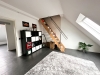 2-Zimmer-Wohnung im Maisonette-Stil mit ausgebautem Spitzboden - Wohnzimmer