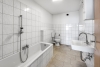 Großzügiges Wohnhaus mit idyllischem Garten, Balkon und Loggia - vielseitiges Raumangebot - Badezimmer mit Badewanne im 1. Obergeschoss
